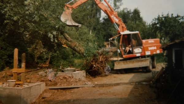 Ein Bagger der einen Baum abtransportiert, beim bau der Reithalle vom Reitstall Heidehof